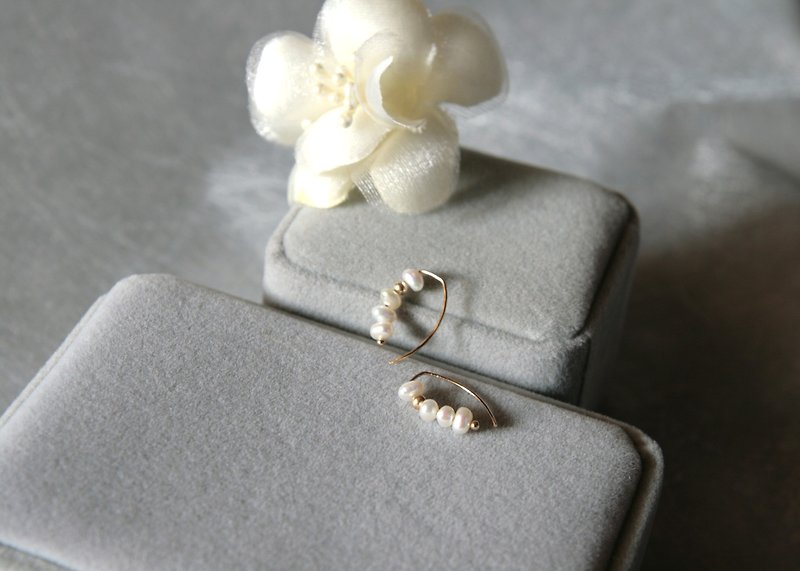 Smiling Pearl Earrings On-Ear Small Ear Hooks Slender and Lightweight Jewelry ~ Love to Smile - ต่างหู - ไข่มุก ขาว