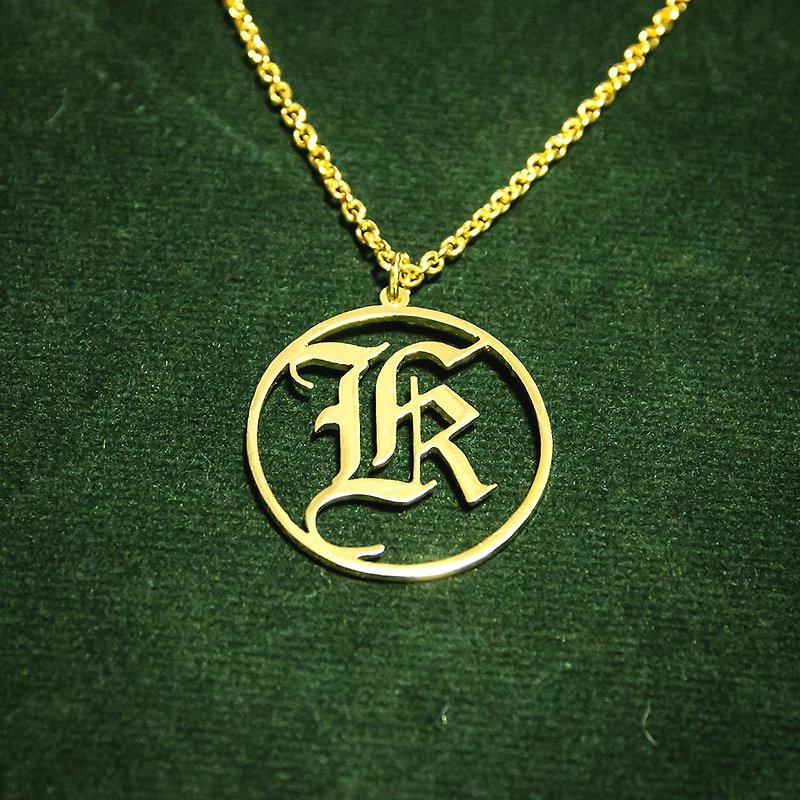 Customize name necklace one OldEnglish in round shape with gold plate - 項鍊 - 銅/黃銅 金色