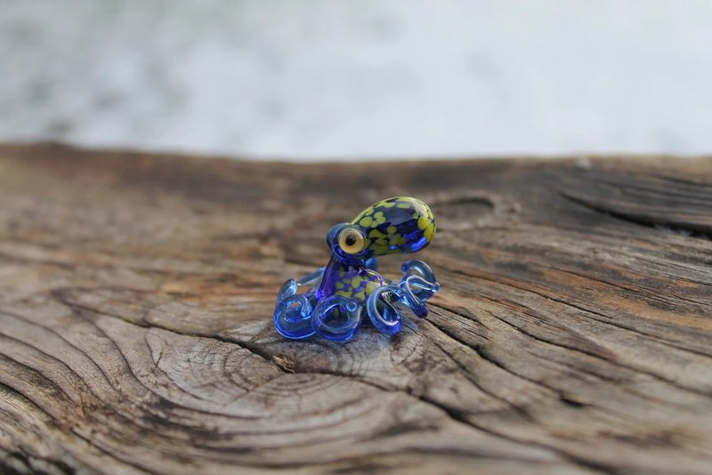 Blue Handcrafted Tiny Glass Octo-Figurine Majestic Glass Octopus Decor - งานเซรามิก/แก้ว - แก้ว สีน้ำเงิน