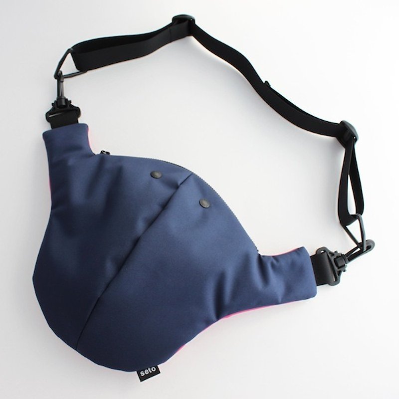 The creature bag　large　Otona-sagari　navy pink - Messenger Bags & Sling Bags - Polyester Blue