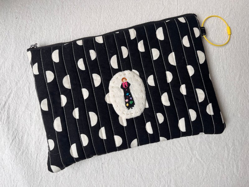 1000枚女子展-手刺繡手工衍縫拉鍊包-半圓 - 化妝包/收納袋 - 棉．麻 