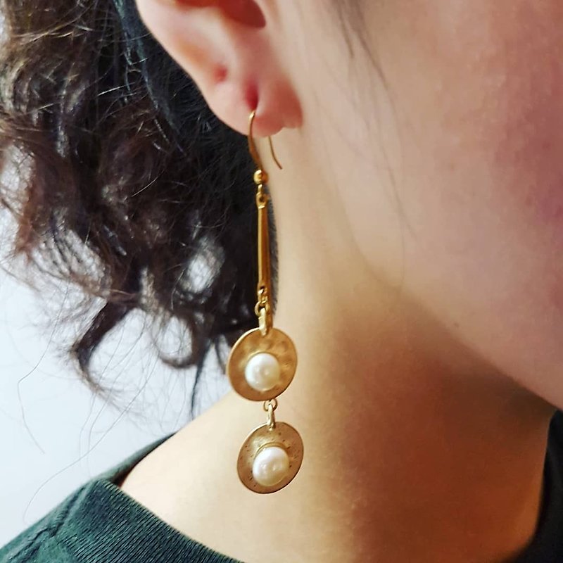 Bronze handmade_Dangling streamlined round pearl earrings - Earrings & Clip-ons - Pearl White
