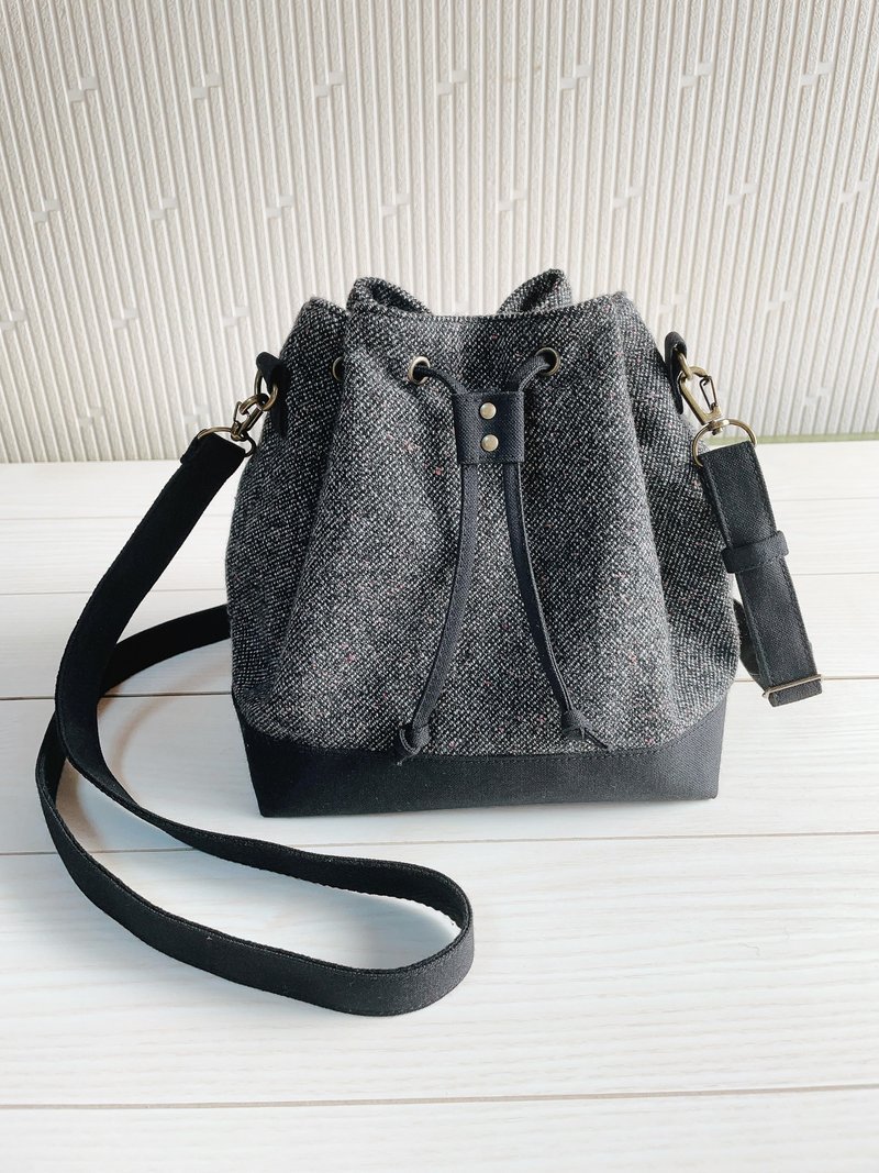 ウールツイード　倉敷帆布　巾着ショルダーバッグ　バイカラー　サコッシュ　2way　巾着バッグ　グレー×ブラック - 側背包/斜背包 - 羊毛 黑色