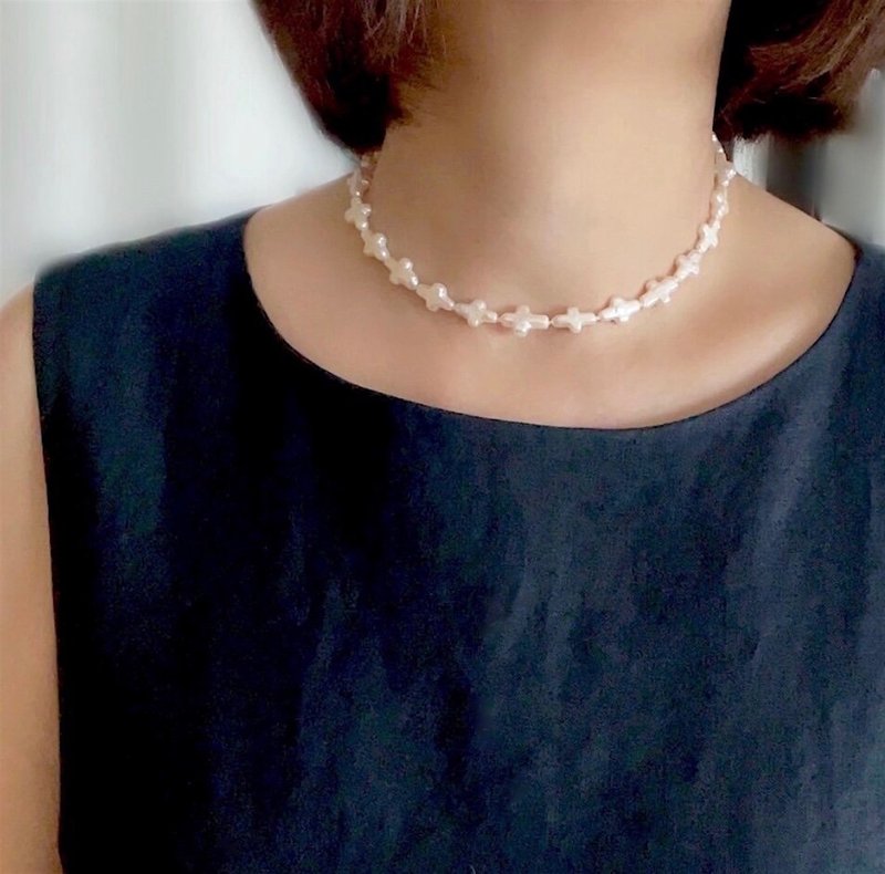 Natural freshwater pearl aurora color cross pearl choker - สร้อยติดคอ - ไข่มุก ขาว