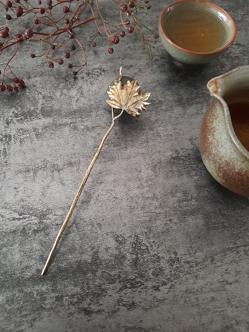 Mape leaf tea pick/hairpin/brass handmade. - Hair Accessories - Copper & Brass Gold