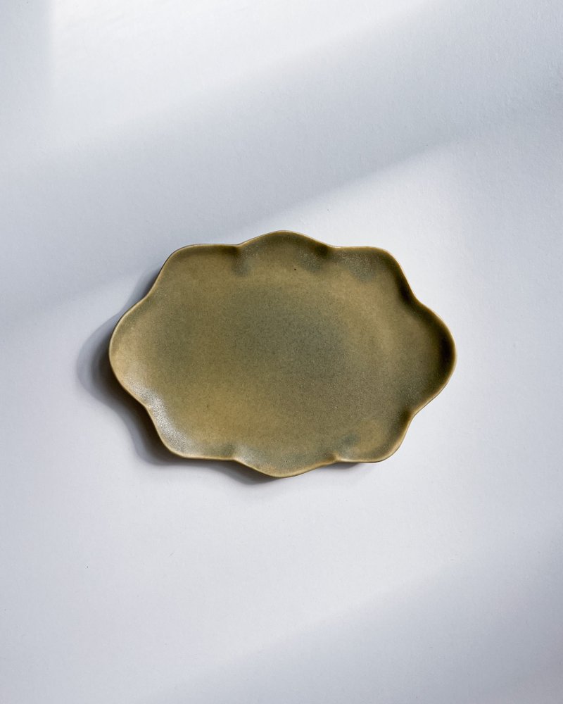 陶瓷 雲朵小盤 手捏陶盤 霧灰綠 Ceramic Plate - 盤子/餐盤/盤架 - 陶 卡其色