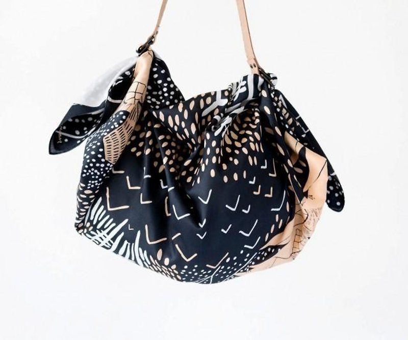 Mountain Blossom Midnight Blue Furoshiki Bag - กระเป๋าแมสเซนเจอร์ - ผ้าฝ้าย/ผ้าลินิน สีดำ