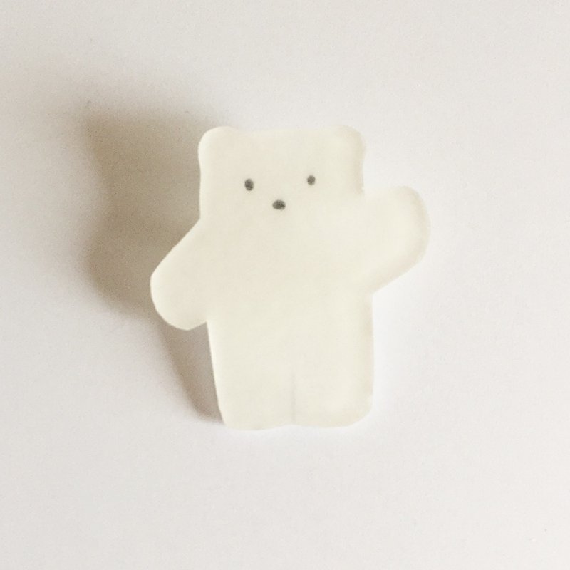 Translucent polar bear's Pravin brooch - Brooches - Plastic White