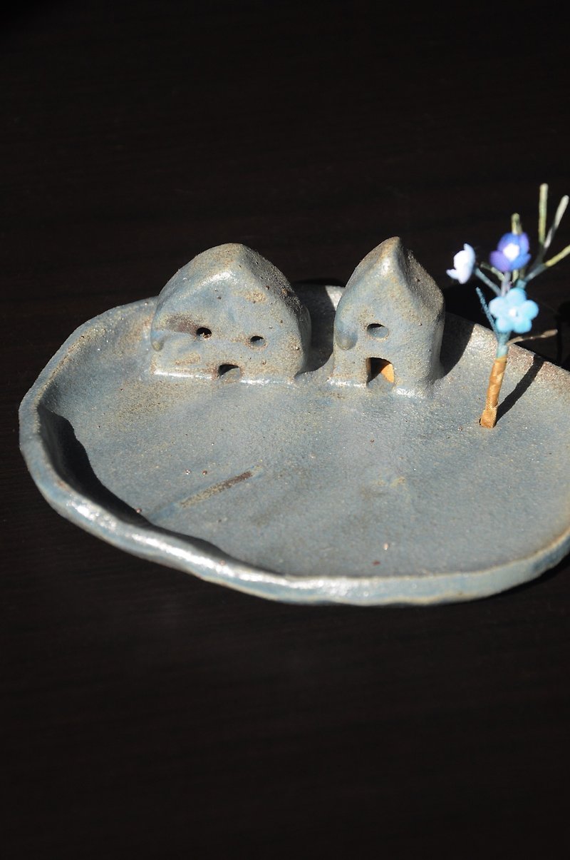 【染付花 | 陶磁器】小屋と木の陶小皿 |線香| 置物皿 | 小物 - 花瓶・植木鉢 - 陶器 ブルー