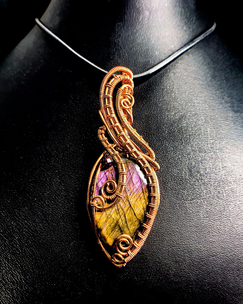 【塔莉亞之光】黃紫拉長石金屬線編織墜 - 項鍊 - 水晶 紫色