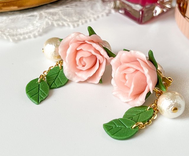 薔薇好きさんへ贈るクリップイヤリング ピンク色の薔薇 金属アレルギー対応 - ショップ Mayumi Accessory ピアス・イヤリング -  Pinkoi