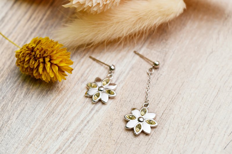 Old Friend Limited Gift - Flower Series - Crystal Flower Shape Earrings (ERIJA1001E-2) - ต่างหู - เงิน สีเงิน