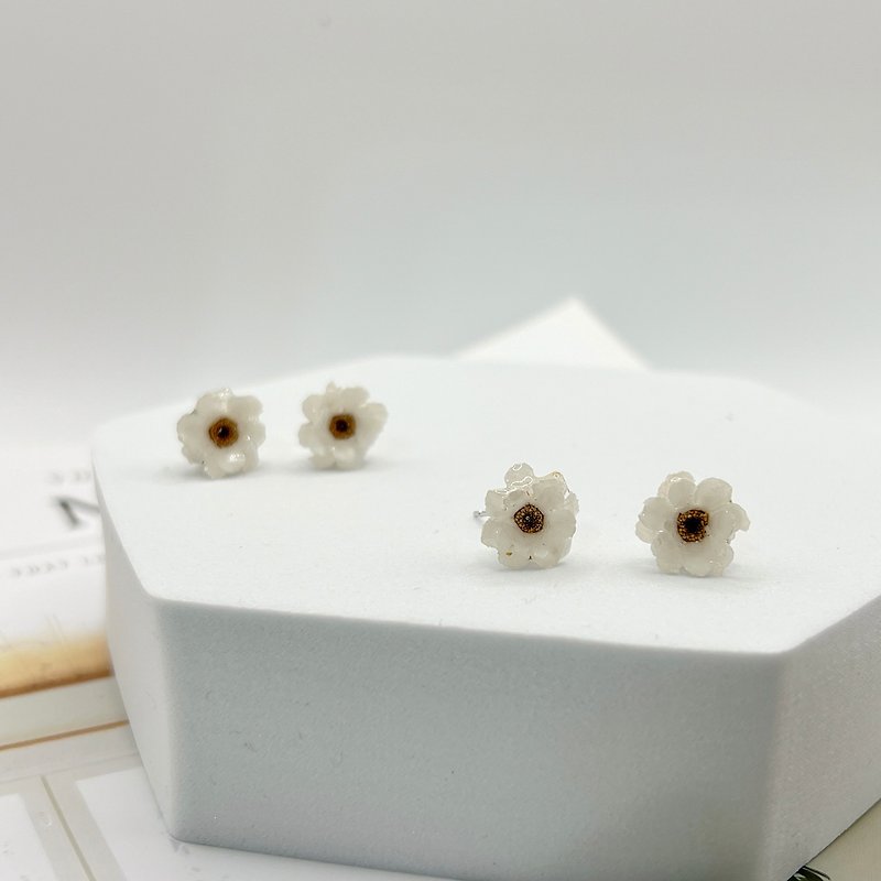 Flower resin earrings, Hydrangea resin earrings, Real floral earrings - ต่างหู - พืช/ดอกไม้ ขาว