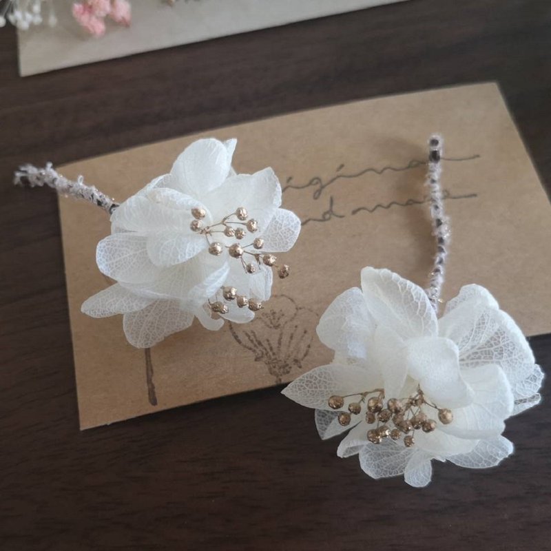 Single flower earrings / earrings with white hydrangea and gold Clip-On - ต่างหู - พืช/ดอกไม้ สีทอง