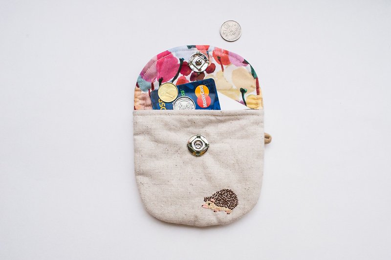 刺猬 Hedgehog Embroidered Liberty Print Wee Pouch - กระเป๋าเครื่องสำอาง - ผ้าฝ้าย/ผ้าลินิน หลากหลายสี