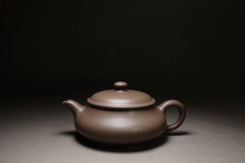 【明爐】炎黃大地藝術 國助工陳佳歡老師作品 蟹殼青 200cc - 茶壺/茶杯/茶具 - 陶 卡其色