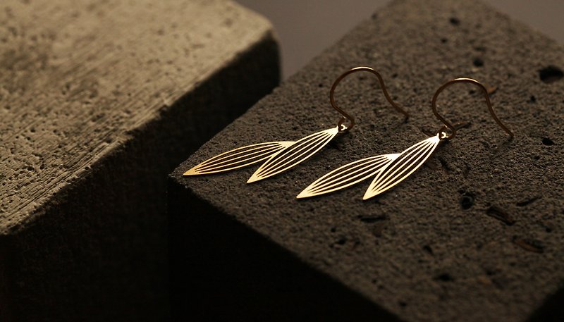 金淡竹二葉耳環 Two Sasagrasses Earrings (Gold) - 耳環/耳夾 - 其他金屬 金色