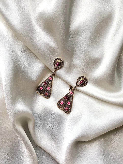 BOITE LAQUE Vintage Pink Daisy Gold Embossed Drop Earrings