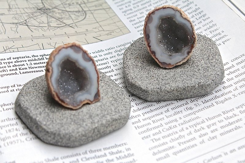 Stone twitter SHIZAI ▲ mini twins agate crystal hole ▲ (including the base) - ของวางตกแต่ง - เครื่องเพชรพลอย สีเทา