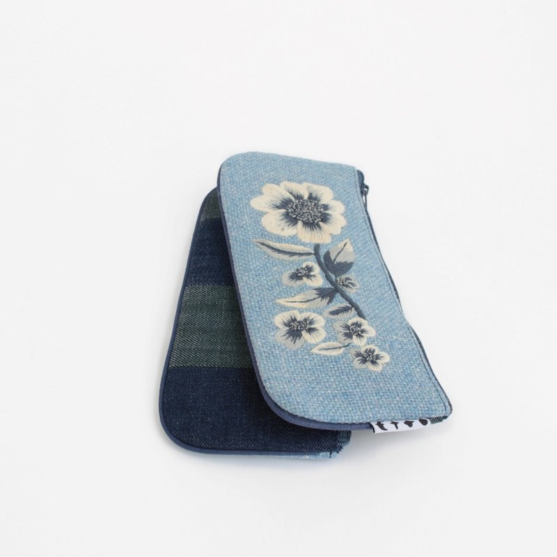 Retro flower embroidery/pen case - กระเป๋าใส่เหรียญ - ผ้าฝ้าย/ผ้าลินิน สีน้ำเงิน