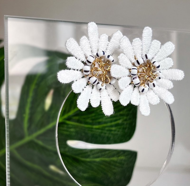 Daisy Lace Earrings (Black and White) Flower Earrings Spring New Fashion SS23 Mother's Day Gift - ต่างหู - แก้ว 