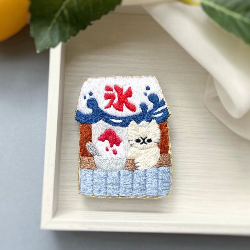 Shaved ice shop cat embroidery brooch - Brooches - Thread Blue