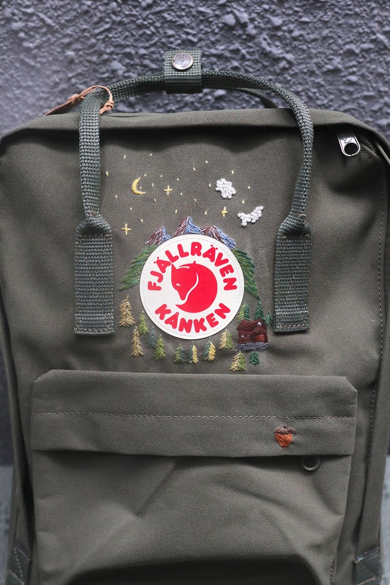 小木屋森林主題--kanken軍綠色包包--手工刺繡訂製 - 後背包/背包/書包 - 防水材質 