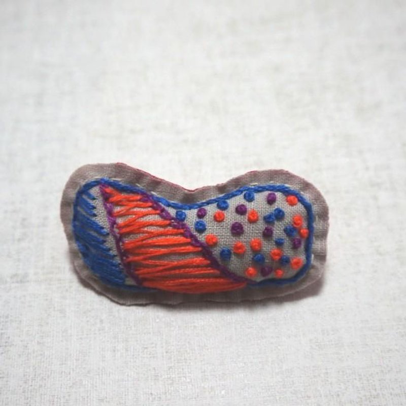 Hand embroidery broach "dot pattern" - เข็มกลัด - งานปัก สีส้ม