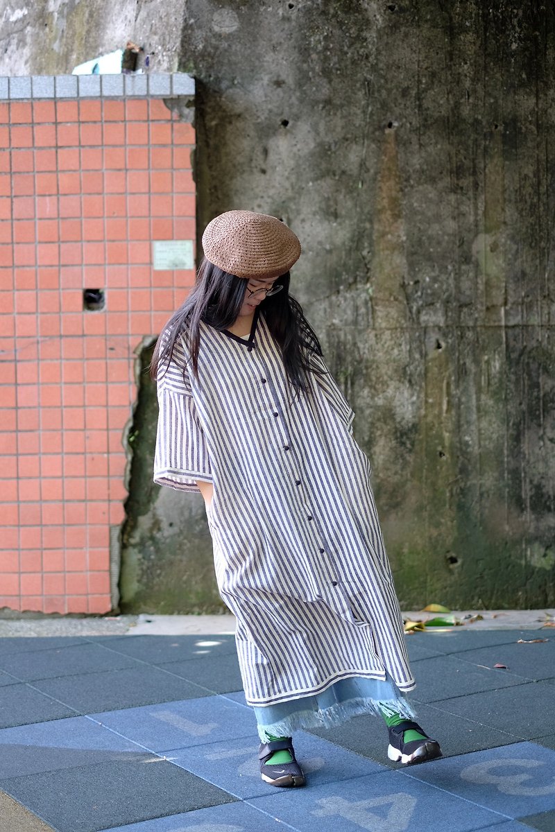 Long bleached striped wide version long shirt - เสื้อผู้หญิง - ผ้าฝ้าย/ผ้าลินิน สีน้ำเงิน