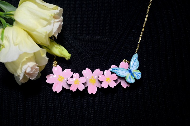 初櫻與光明女神蝶 粉色櫻花藍色蝴蝶裝飾項鏈 手繪木製 - 項鍊 - 木頭 多色