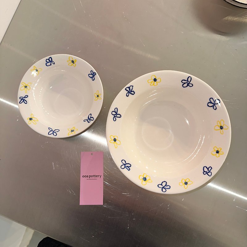blue yellowe flower coup bowl (L size) - 花瓶/陶器 - 陶 白色