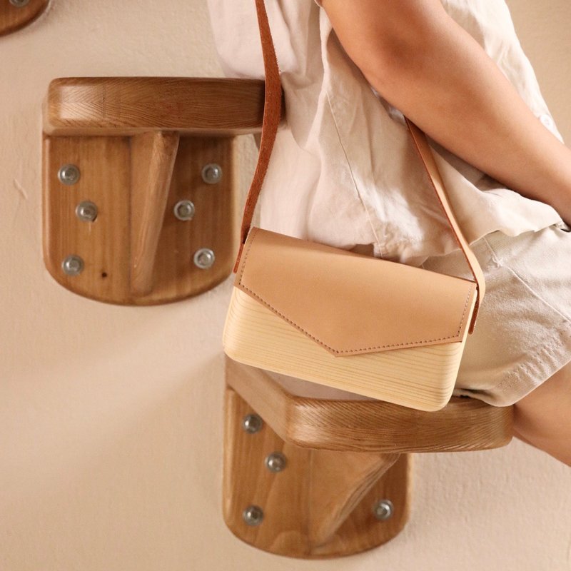 Simple wooden cross body bag สีครีม - กระเป๋าคลัทช์ - ไม้ สีนำ้ตาล