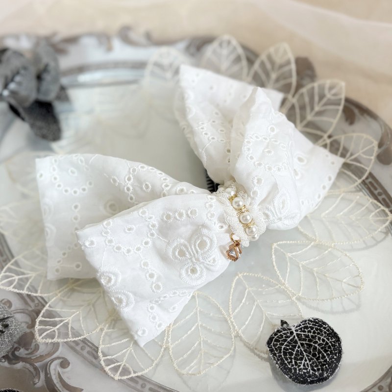 法式刺繡棉質布藝香蕉夾 鯊魚夾 髮夾 髮圈 馬尾夾 抓夾 邊夾 白 - 髮圈/髮夾 - 其他材質 白色