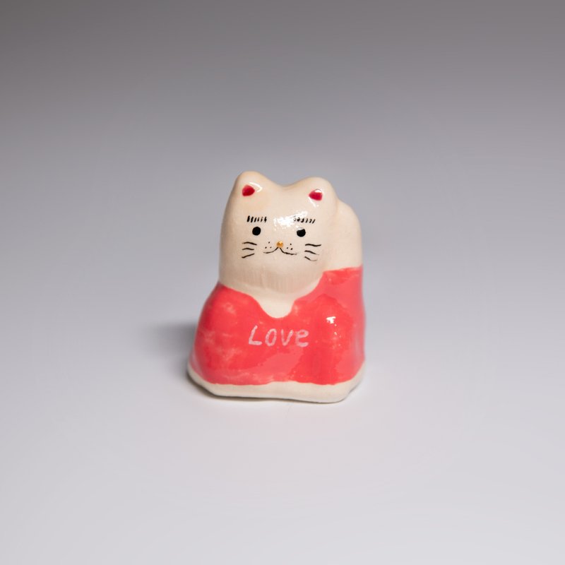 街頭開運招財貓-T恤貓-LOVE - 擺飾/家飾品 - 陶 白色