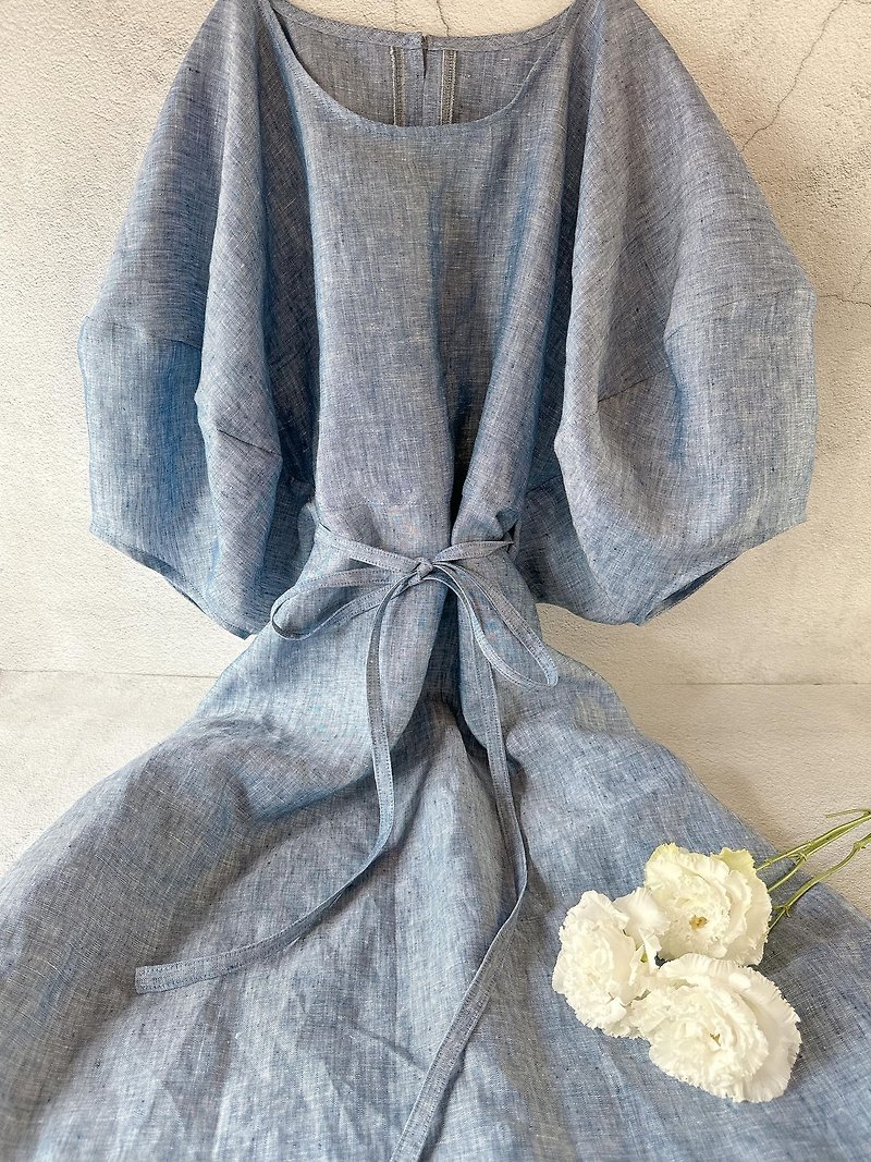 [Fast Shipping] One-Sleeve Fluffy Cloud Puff Sleeve Dress Japanese Linen Blue Brush Color - ชุดเดรส - ผ้าฝ้าย/ผ้าลินิน สีน้ำเงิน