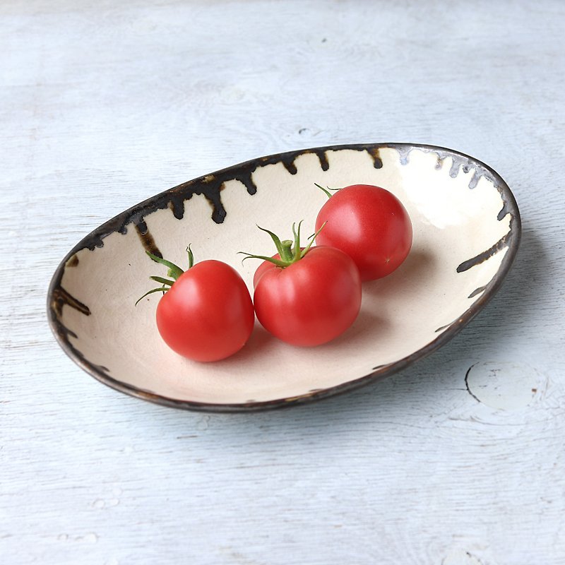 白化粧土のオーバルプレート - 盤子/餐盤 - 陶 白色
