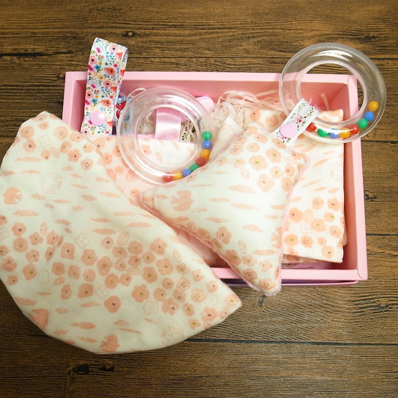 Miyue Gift Box:::Eight-layer gauze saliva towel, comfort towel, hand rattle, six-layer gauze handkerchief│Bird Whispering Flower Fei - ของขวัญวันครบรอบ - วัสดุอื่นๆ สึชมพู
