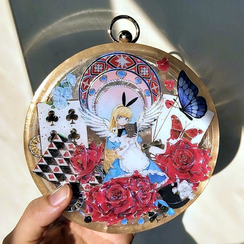【水晶圓盒口金包∕愛麗絲主題】含珍珠手挽鍊(可換側背長金鍊)~ - 手提包/手提袋 - 塑膠 藍色