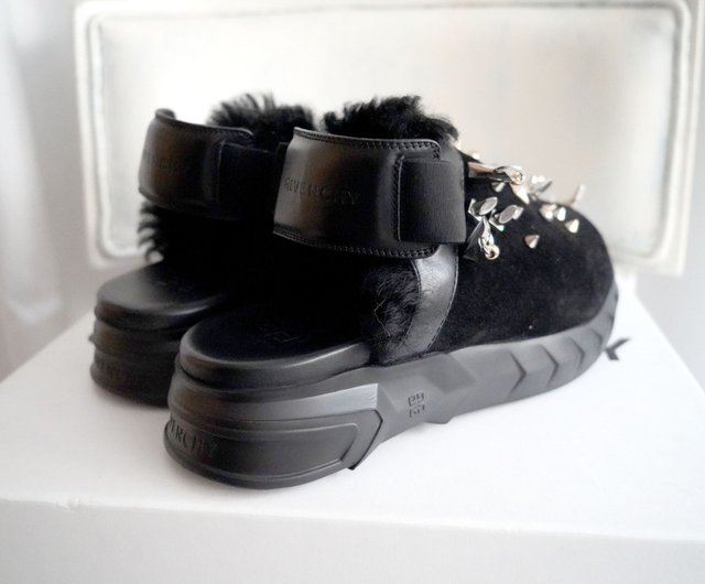 GIVENCHY ◆ スタッズ レザーミュール 第39位 フランスの高級ブランド GIVENCHY 黒の本毛皮ファー