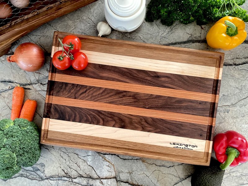 Designed in New York North American Hardwood Cutting Board - ถาดเสิร์ฟ - ไม้ สีนำ้ตาล