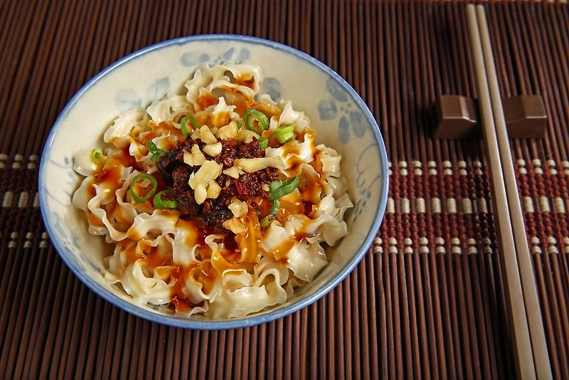 [Mom Noodles] Popular Sichuan Spicy Noodles 4 sachets - บะหมี่ - อาหารสด สีแดง