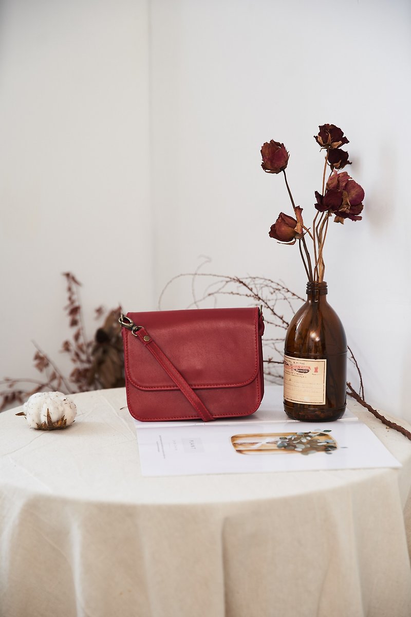 Muji simple small square bag rose red - กระเป๋าแมสเซนเจอร์ - หนังแท้ สีแดง