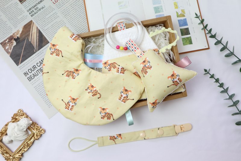 Miyue Gift Box│Six layers of gauze saliva towel pacifier chain hand rattle:::Little Tiger - Baby Gift Sets - Cotton & Hemp Yellow