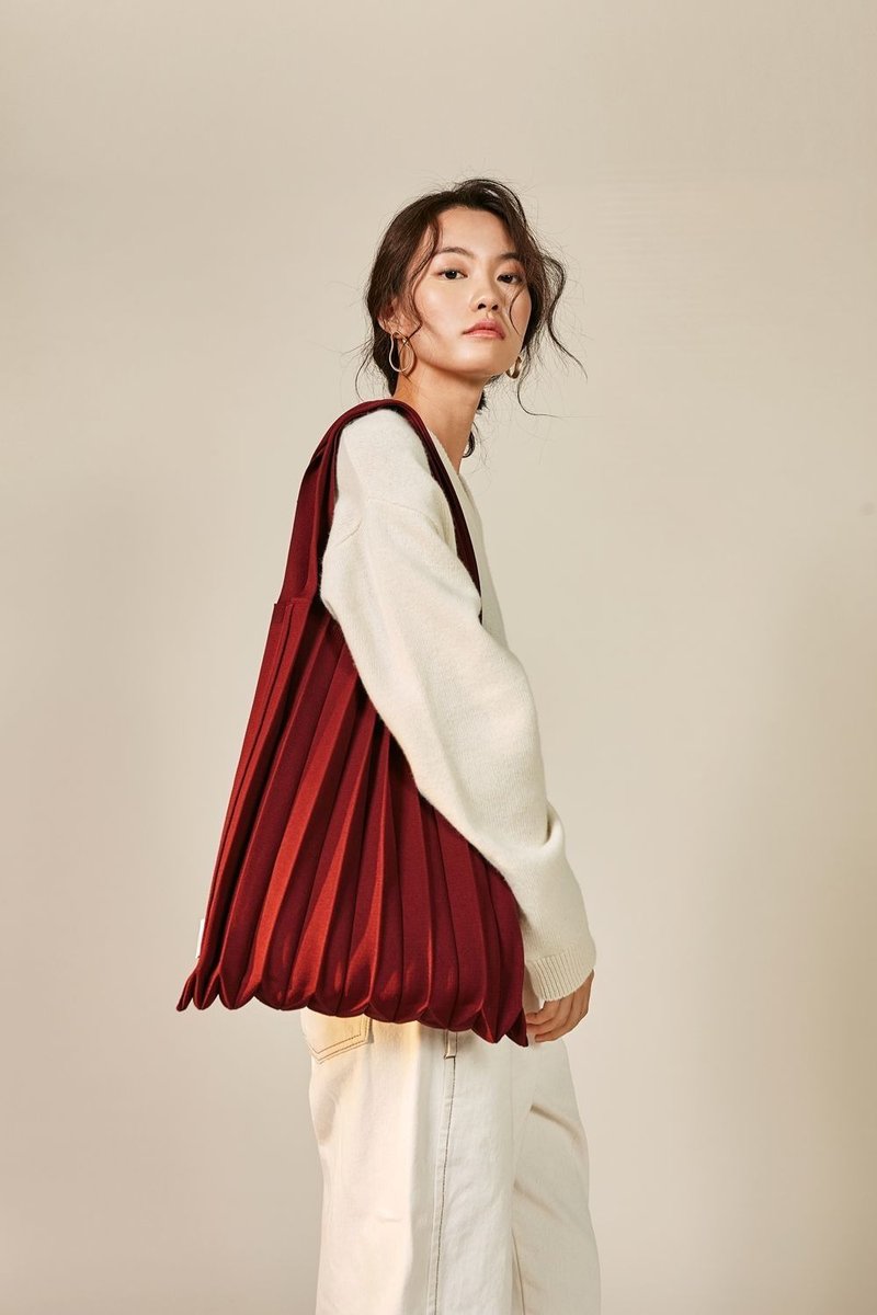 PLEATS MAMA Knit Pleats_Shoulder (Wine) - กระเป๋าแมสเซนเจอร์ - วัสดุอีโค สีแดง