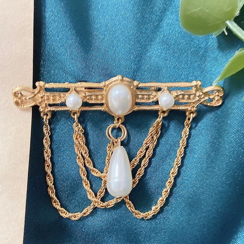 [Western Antique Jewelry] Elegant chain drapes and swings aristocratic pearl sense Rococo brooch badge - Brooches - Precious Metals Gold