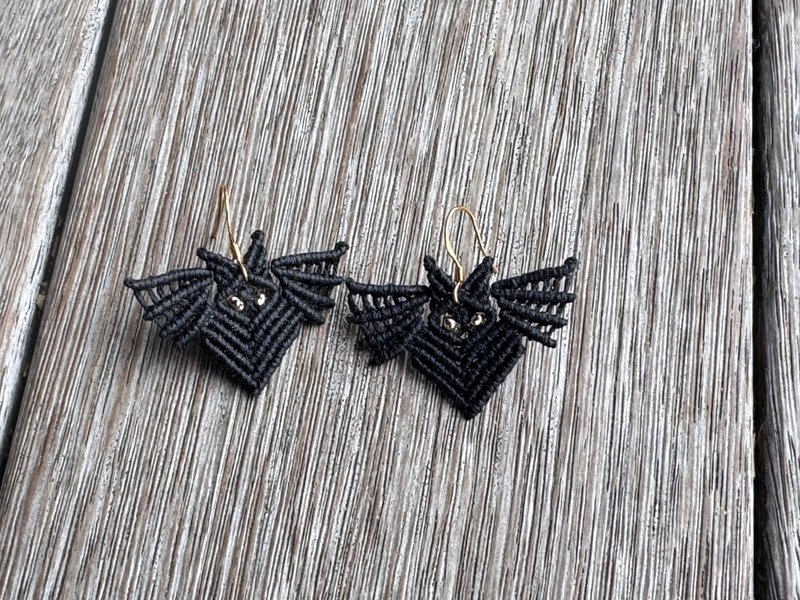 20260138 Macrame Wax Cord Earrings - Halloween Limited Edition - ต่างหู - เครื่องประดับพลอย สีดำ