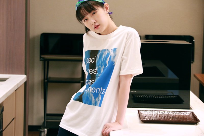 Wide version of fashion big print white T-shirt White T-shirt texture to wear and match - เสื้อยืดผู้หญิง - ผ้าฝ้าย/ผ้าลินิน ขาว