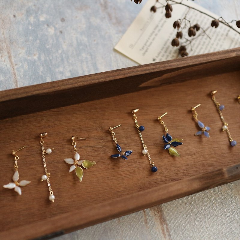 [A variety of wearing methods] Handmade flower design sense dangle earrings lilac crystal flowers green leaves a4 - Earrings & Clip-ons - Resin Multicolor