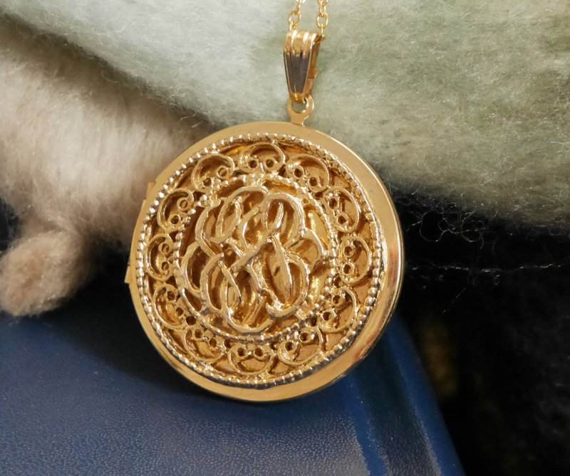 Antique gold lace carved round photo locket necklace N814 - Necklaces - Other Metals Gold