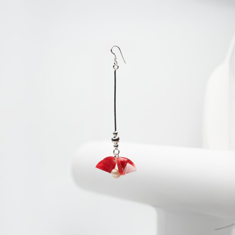 Moon Crescent Fabric Earrings - White Red - 耳環/耳夾/耳骨夾 - 棉．麻 紅色